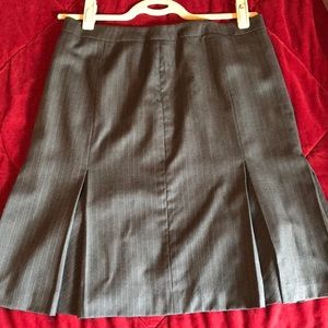 Grey pin stripped flouncy skirt